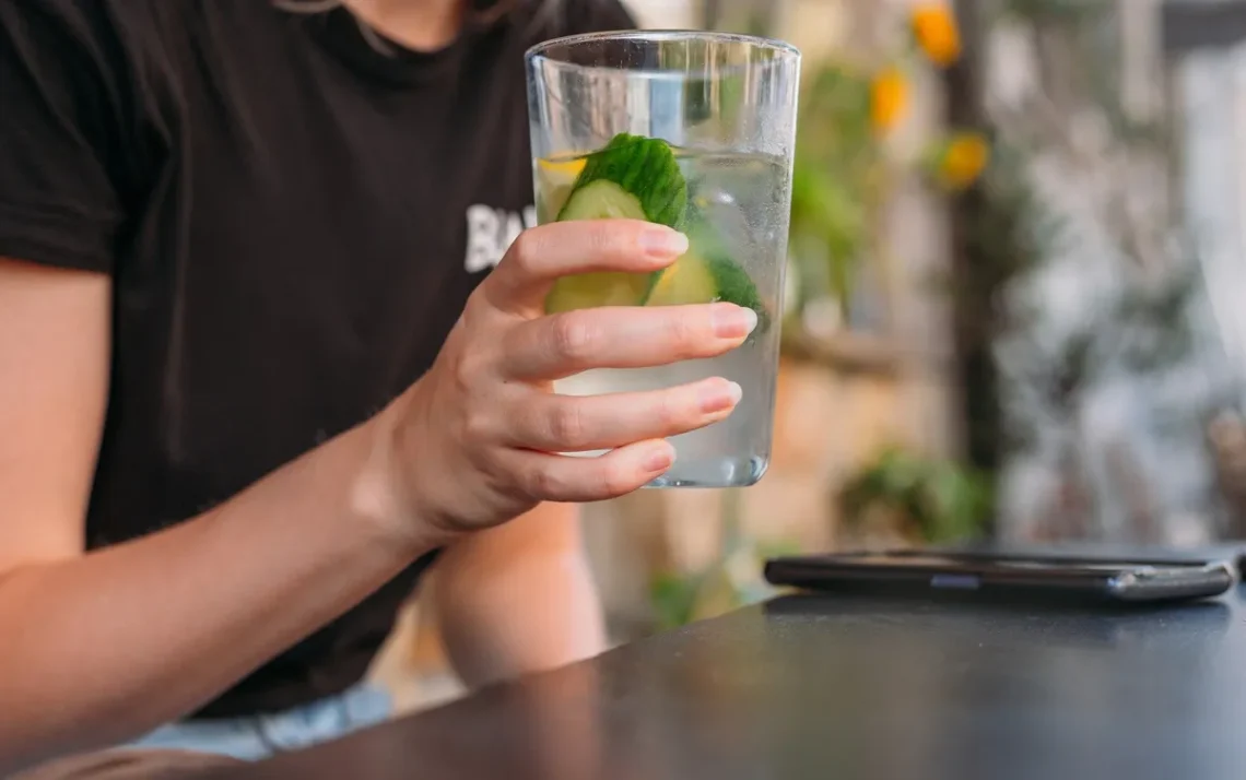 bebida gaseificada, refrigerante amargo, quinina bebida