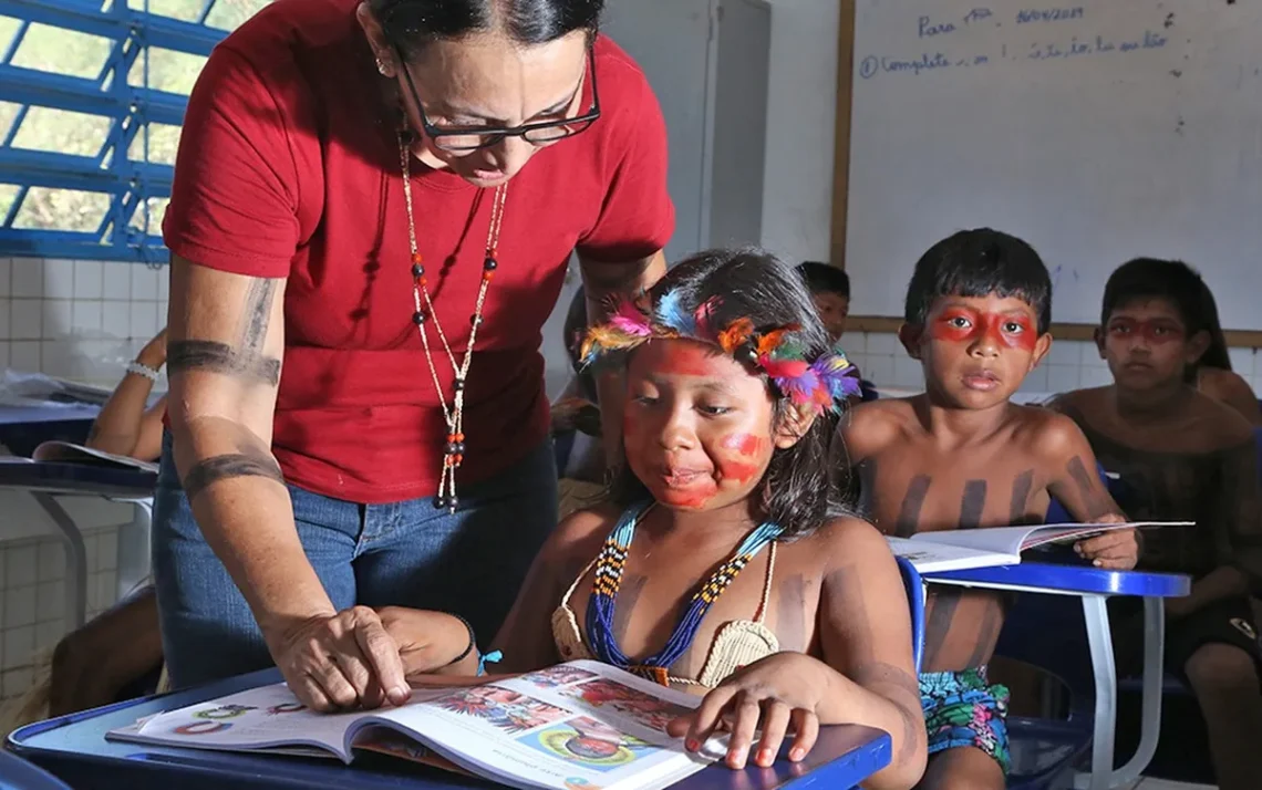 educação bilíngue e intercultural nas aldeias, formação de professores indígenas, dia dos povos indígenas