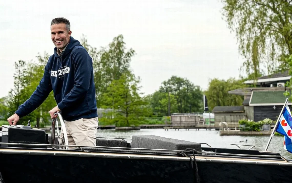 ex-jogador, técnico principal, nomeado, Heerenveen, Eredivisie;