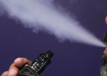 vapes, dispositivos eletrônicos para fumar, cigarros eletrônicos;